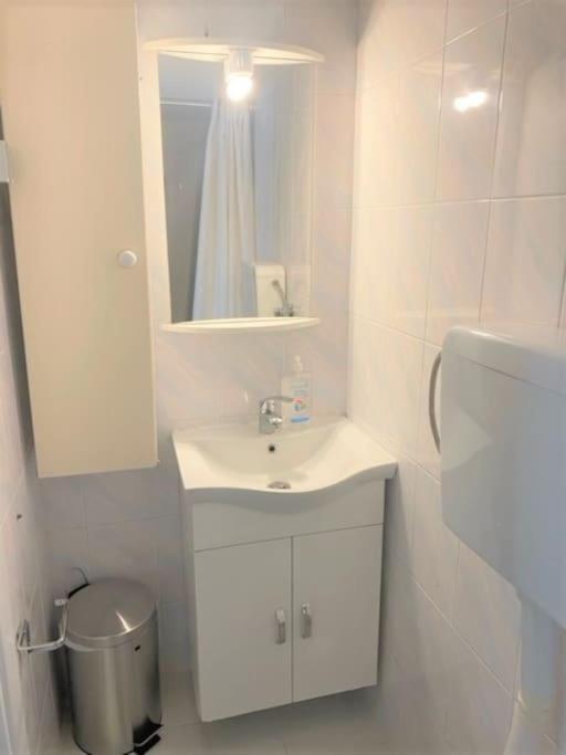 סלוניקי Ag.Sofias Minkk, 2B/Room+Balcony מראה חיצוני תמונה